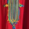 caftan rouge avec broderies colorees, et une encolure en V