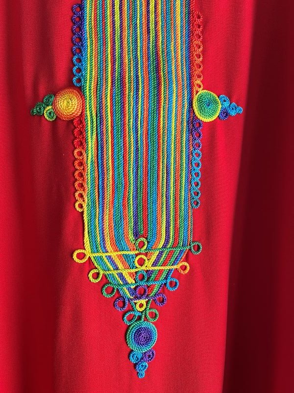 caftan rouge avec broderies colorees, et une encolure en V