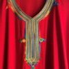 les details decoratifs des broderies de cafan femme rouge maroc