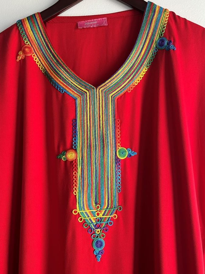 les details decoratifs des broderies de cafan femme rouge maroc