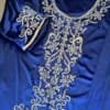 L'alliance du velours blue avec broderies dorées
