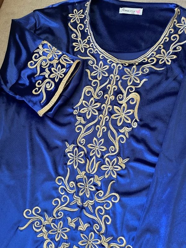 L'alliance du velours blue avec broderies dorées