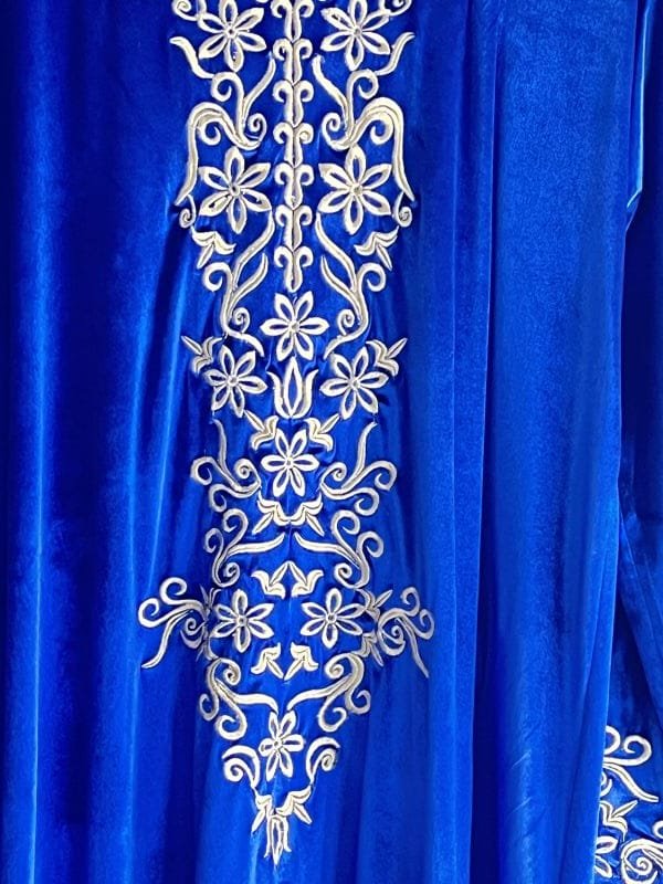 devant caftan magnifiquement orné de motifs floraux