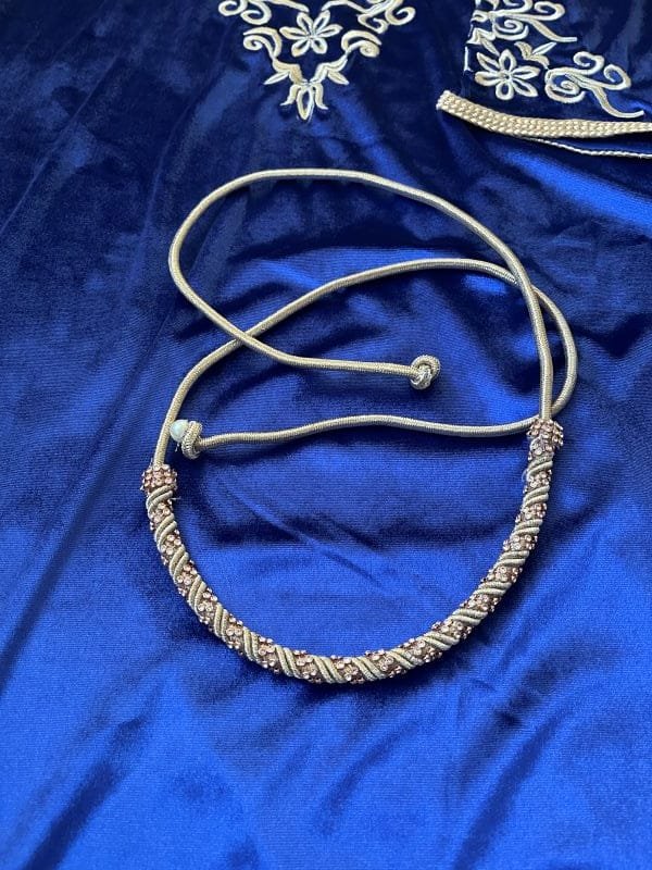 caftan accompagné d'une ceinture décorative
