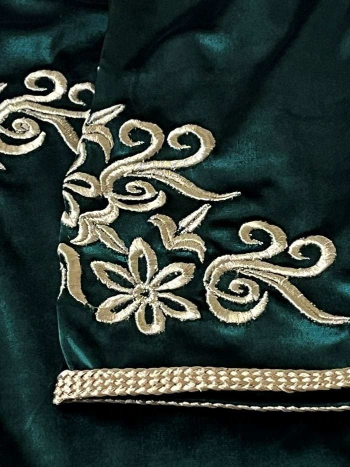 floral design Moroccan velvet kaftan in bleu color