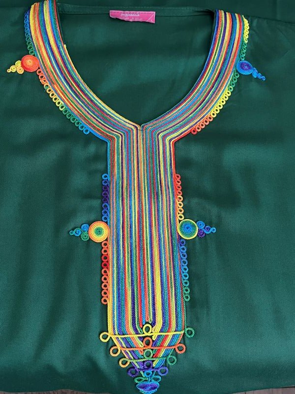 caftan vert avec broderies colorees