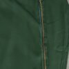 caftan vert rehaussé par des broderies multicolores éclatantes autour de l’encolure en V et sur le devant