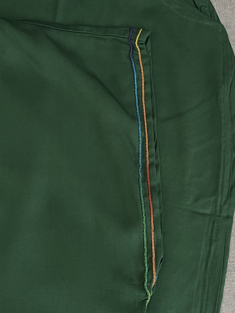 caftan vert rehaussé par des broderies multicolores éclatantes autour de l’encolure en V et sur le devant