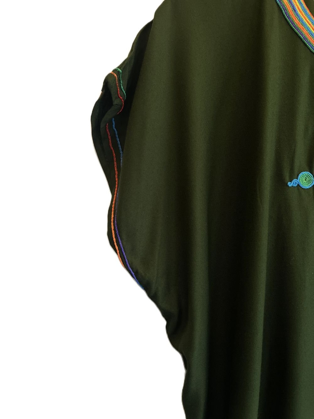 larges courtes manches de ce gandoura de couleur vert olive